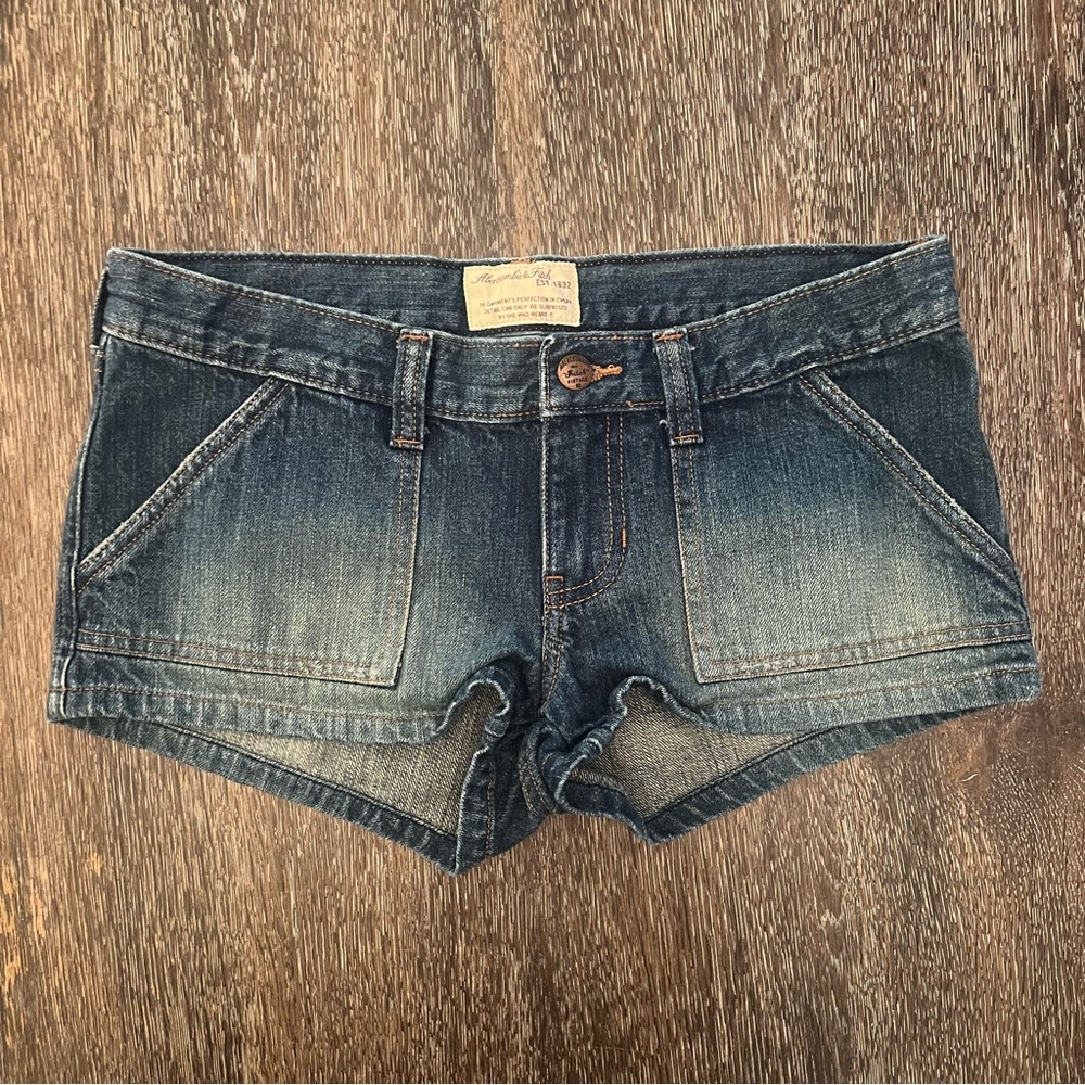 Abercrombie & Fitch Medium Wash Fade Denim Short Shorts Size 4 - Picture 1 of 7